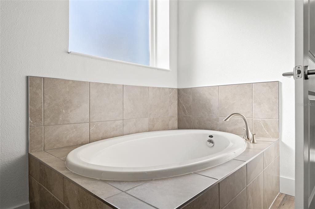 En Venta: $438,000 (4 camas, 2 baños, 2125 Pies cuadrados)