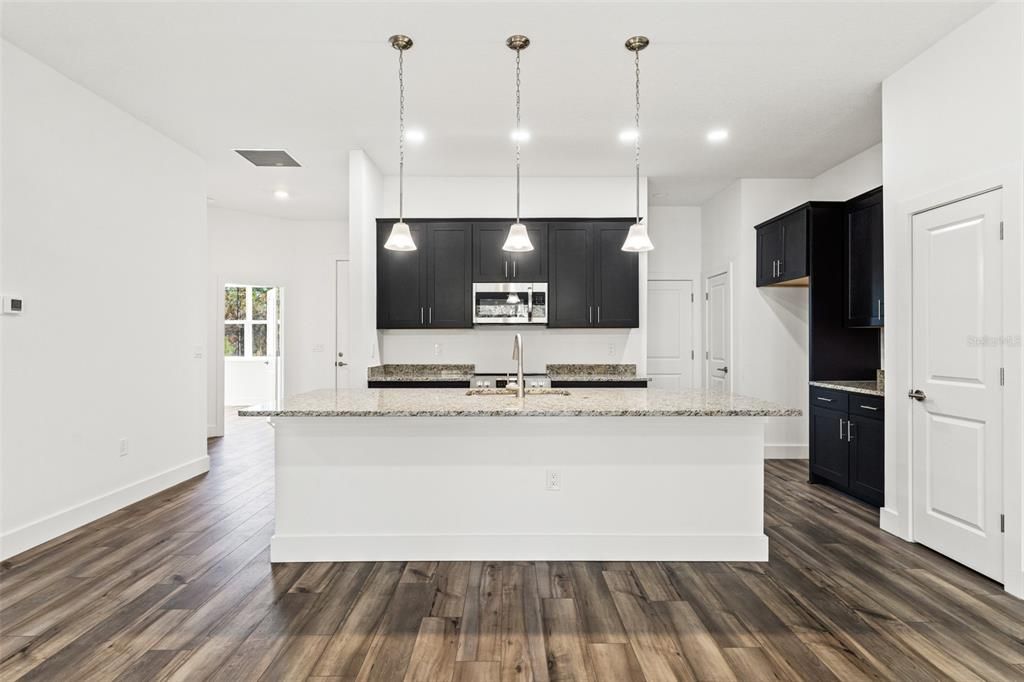 En Venta: $438,000 (4 camas, 2 baños, 2125 Pies cuadrados)