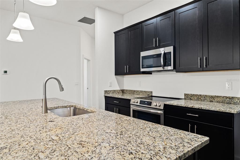 En Venta: $438,000 (4 camas, 2 baños, 2125 Pies cuadrados)