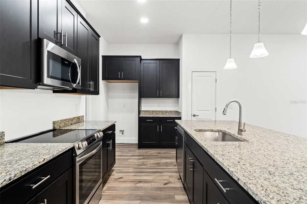 En Venta: $438,000 (4 camas, 2 baños, 2125 Pies cuadrados)