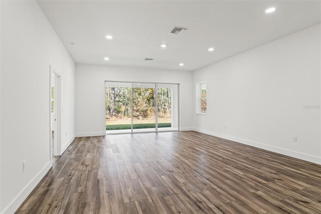 En Venta: $438,000 (4 camas, 2 baños, 2125 Pies cuadrados)