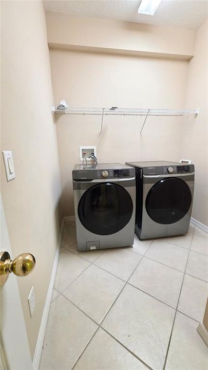 En Venta: $415,000 (3 camas, 3 baños, 2173 Pies cuadrados)