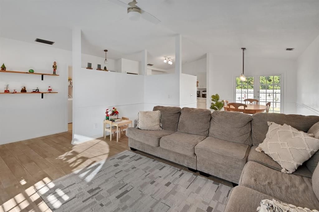 For Sale: $305,000 (3 beds, 2 baths, 1443 Square Feet)