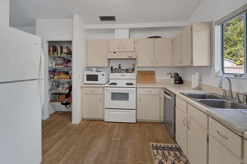 For Sale: $305,000 (3 beds, 2 baths, 1443 Square Feet)