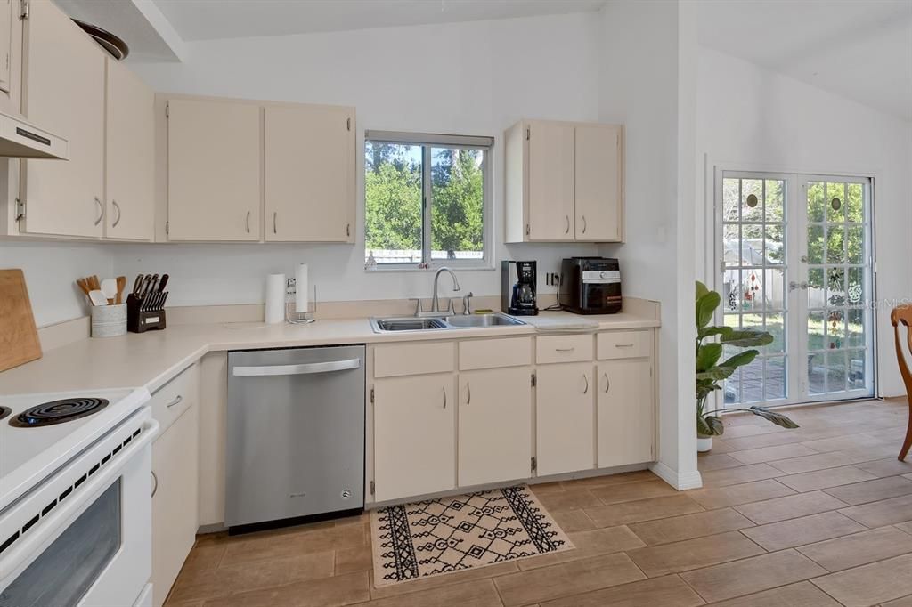 For Sale: $305,000 (3 beds, 2 baths, 1443 Square Feet)