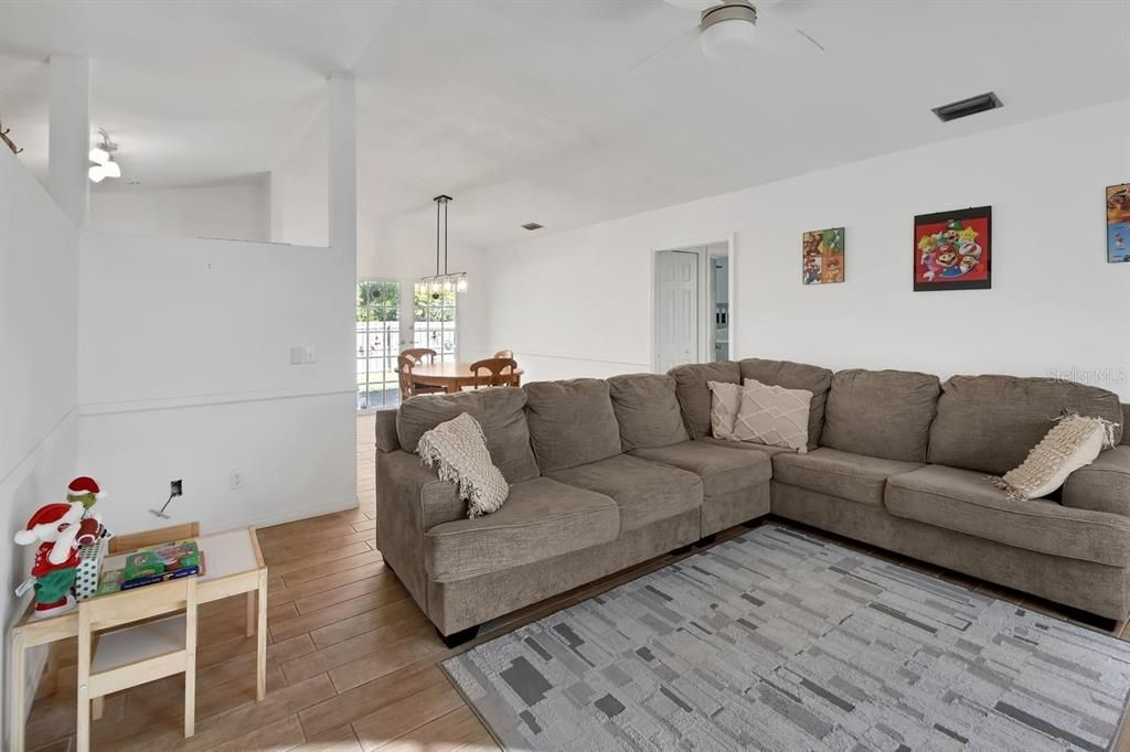 For Sale: $305,000 (3 beds, 2 baths, 1443 Square Feet)