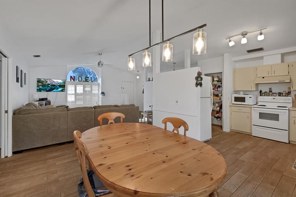 For Sale: $305,000 (3 beds, 2 baths, 1443 Square Feet)