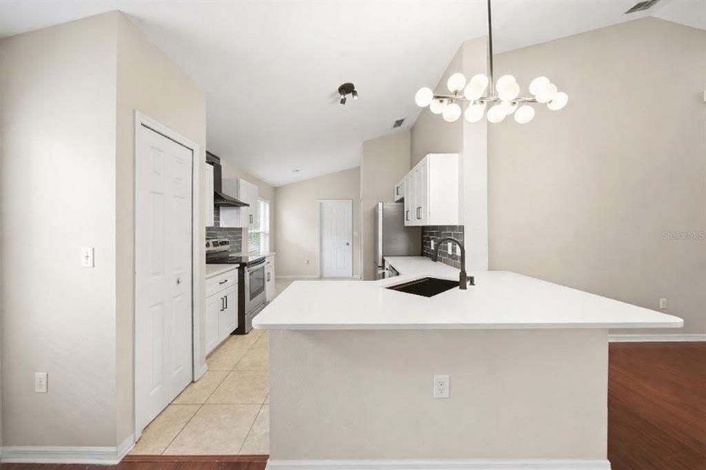 For Sale: $324,900 (3 beds, 2 baths, 1294 Square Feet)