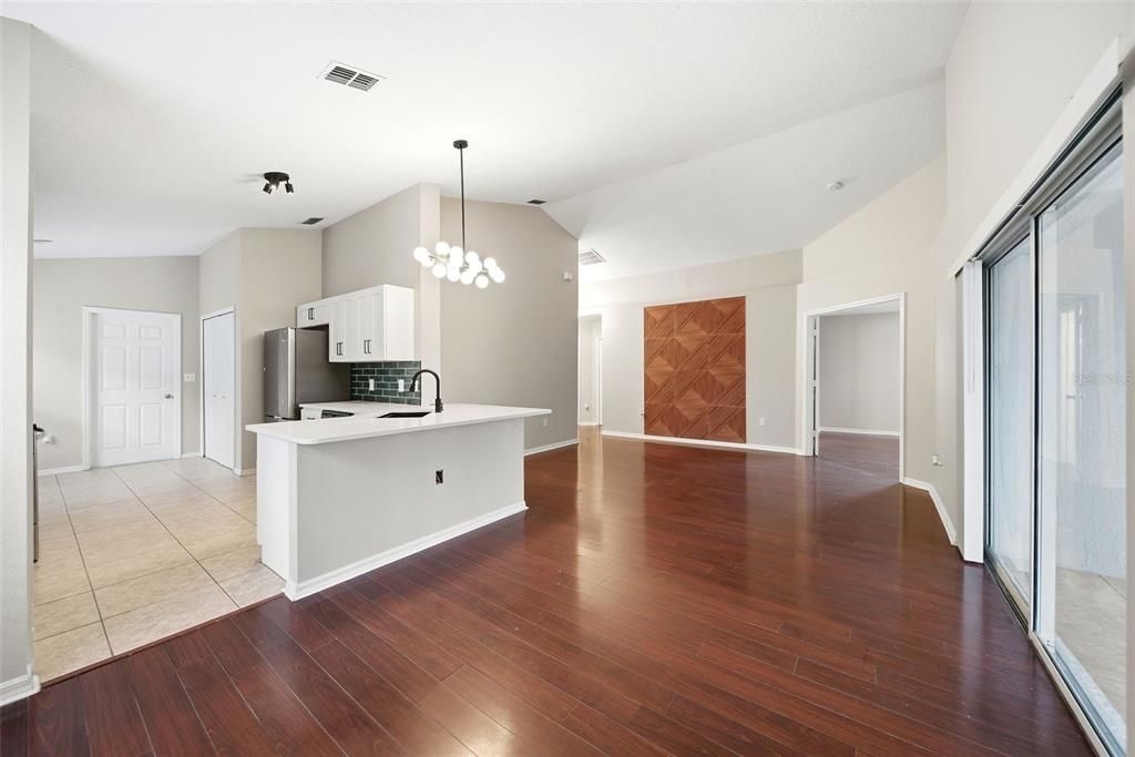 For Sale: $324,900 (3 beds, 2 baths, 1294 Square Feet)