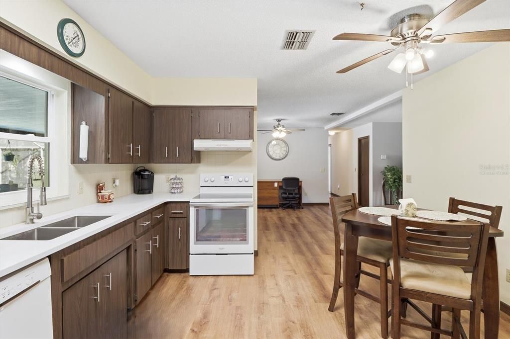 На продажу: $274,900 (3 спален, 2 ванн, 1427 Квадратных фут)