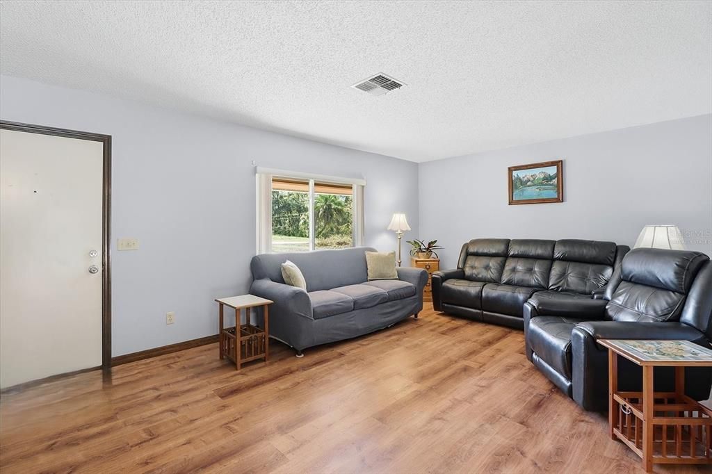 На продажу: $274,900 (3 спален, 2 ванн, 1427 Квадратных фут)