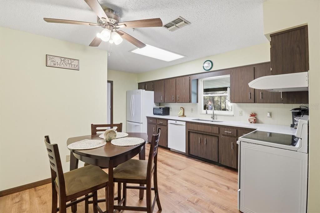 На продажу: $274,900 (3 спален, 2 ванн, 1427 Квадратных фут)