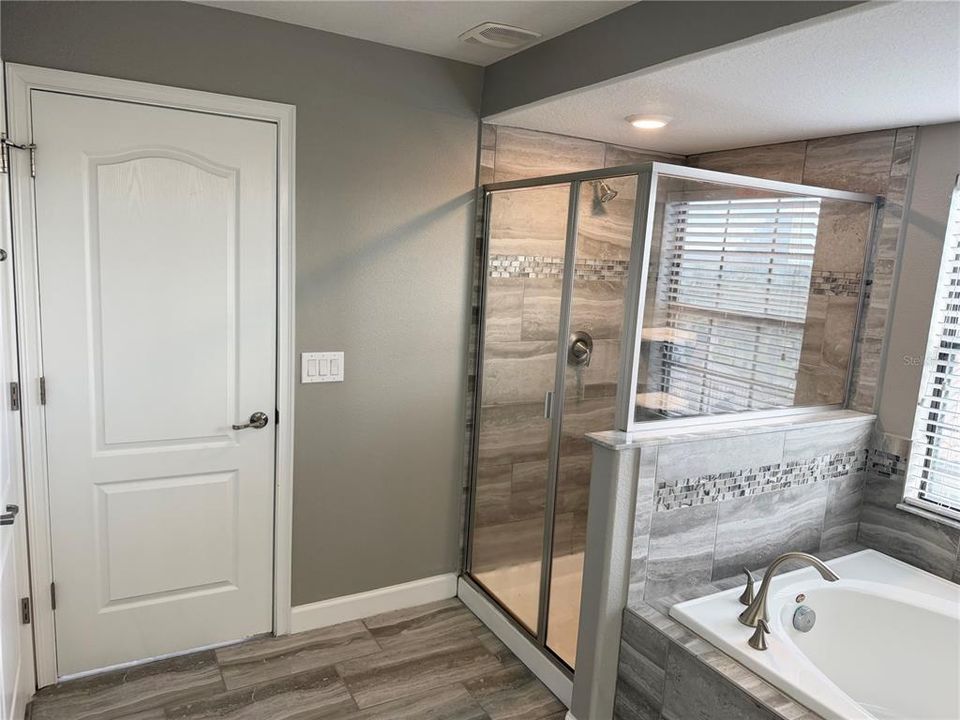 待售: $349,000 (4 贝兹, 4 浴室, 2596 平方英尺)