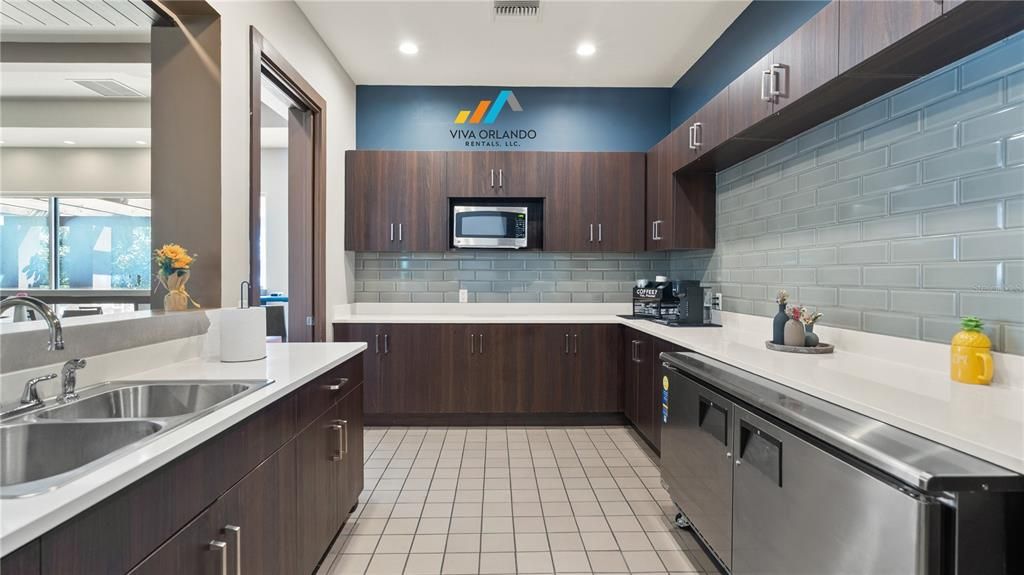 На продажу: $349,000 (4 спален, 4 ванн, 2596 Квадратных фут)