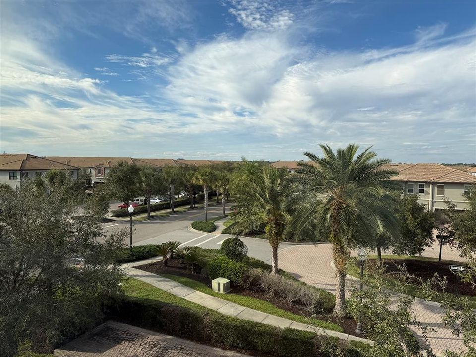 待售: $349,000 (4 贝兹, 4 浴室, 2596 平方英尺)