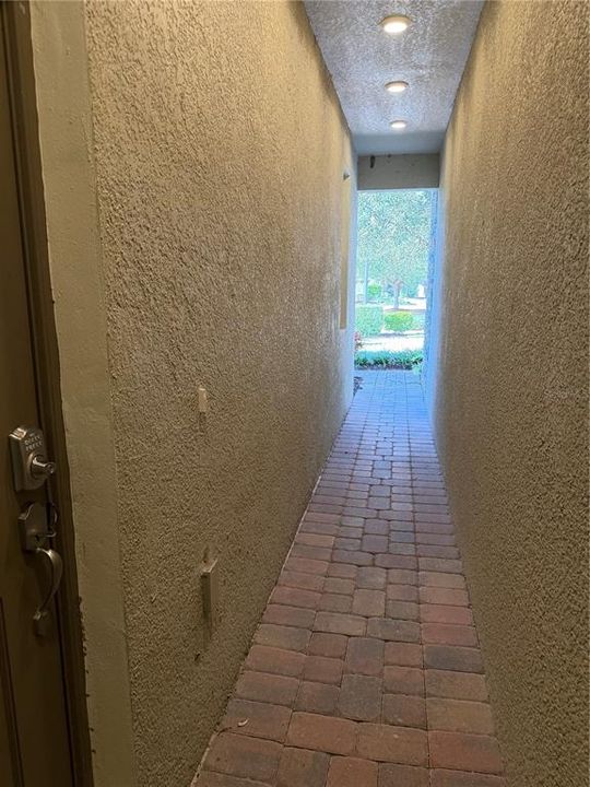 待售: $349,000 (4 贝兹, 4 浴室, 2596 平方英尺)