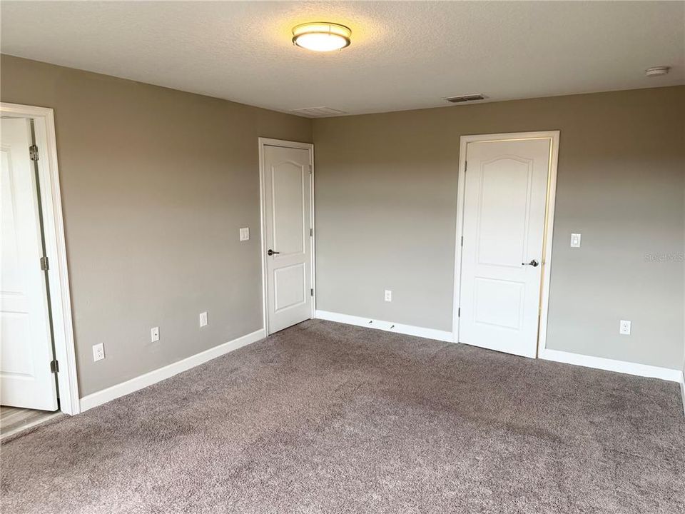 待售: $349,000 (4 贝兹, 4 浴室, 2596 平方英尺)