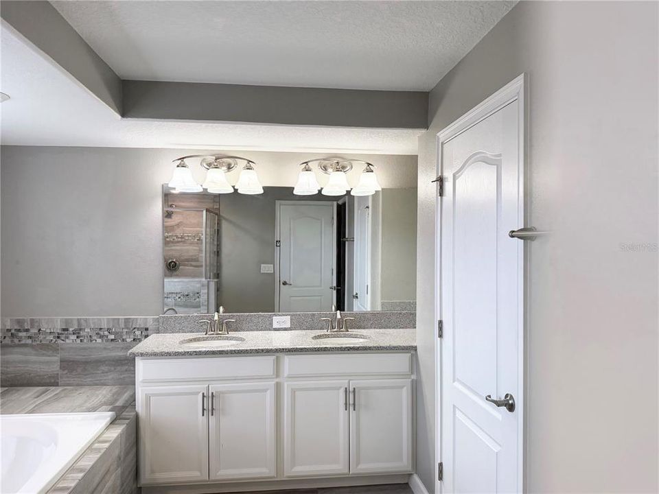 待售: $349,000 (4 贝兹, 4 浴室, 2596 平方英尺)