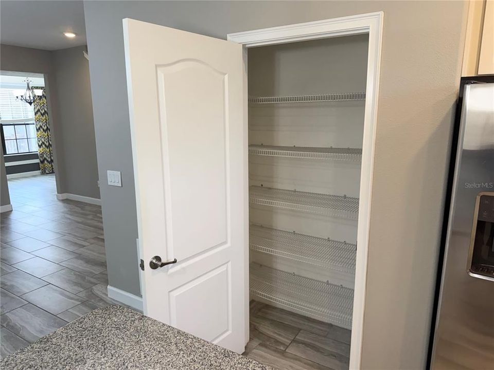 待售: $349,000 (4 贝兹, 4 浴室, 2596 平方英尺)