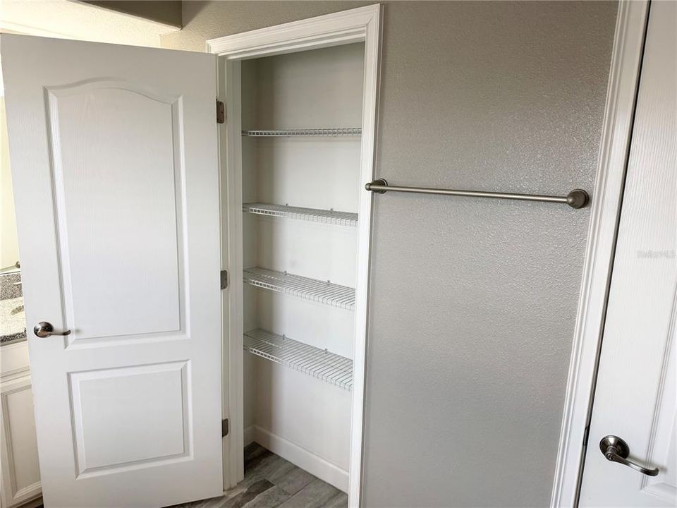 待售: $349,000 (4 贝兹, 4 浴室, 2596 平方英尺)