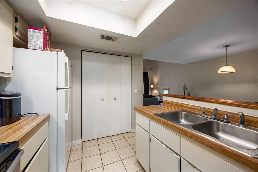 На продажу: $137,500 (2 спален, 2 ванн, 1174 Квадратных фут)