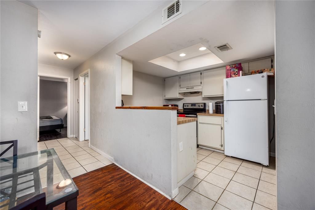 На продажу: $137,500 (2 спален, 2 ванн, 1174 Квадратных фут)