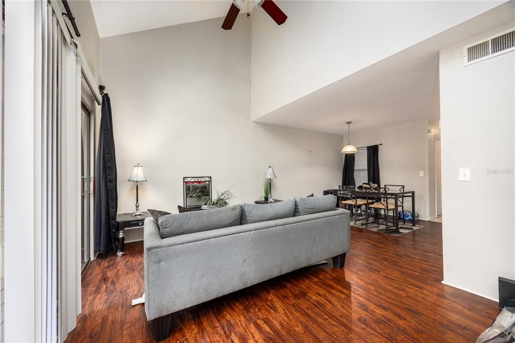 На продажу: $137,500 (2 спален, 2 ванн, 1174 Квадратных фут)