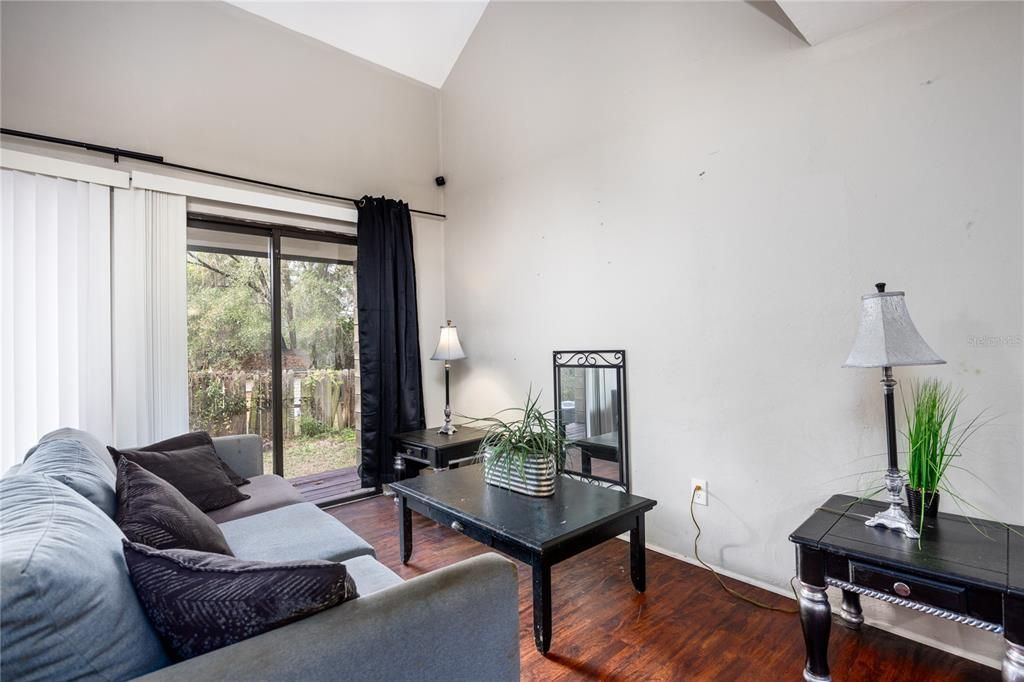 На продажу: $137,500 (2 спален, 2 ванн, 1174 Квадратных фут)