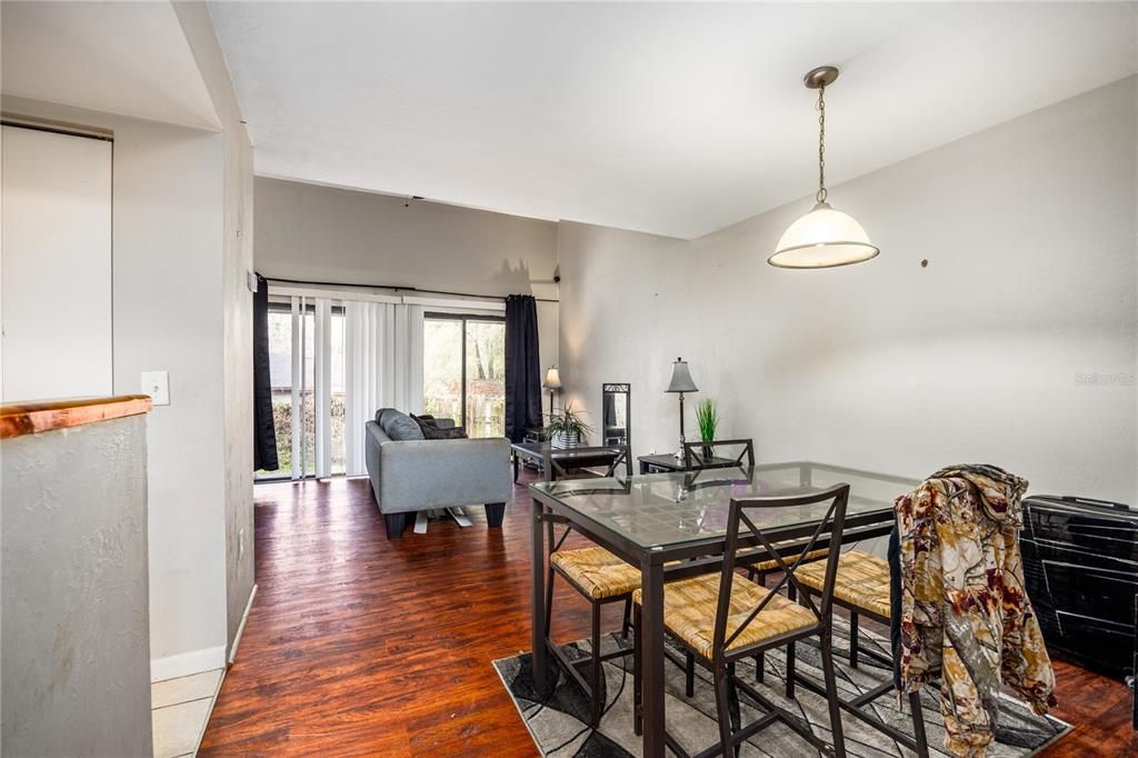 На продажу: $137,500 (2 спален, 2 ванн, 1174 Квадратных фут)