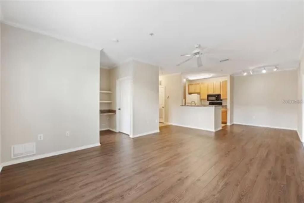 出租: $1,585 (2 贝兹, 2 浴室, 1045 平方英尺)