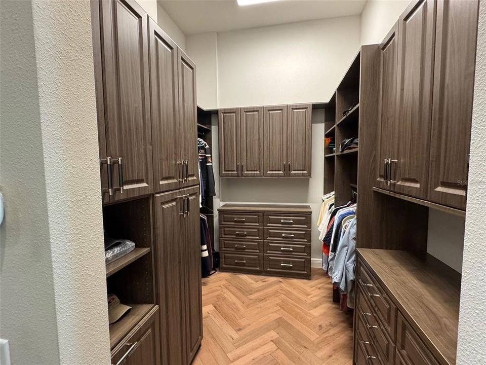 For Sale: $2,785,000 (3 beds, 4 baths, 3943 Square Feet)