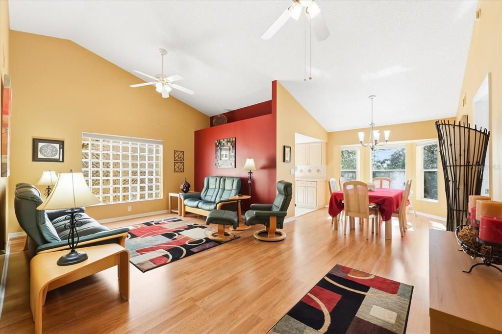 For Sale: $244,900 (3 beds, 2 baths, 1325 Square Feet)