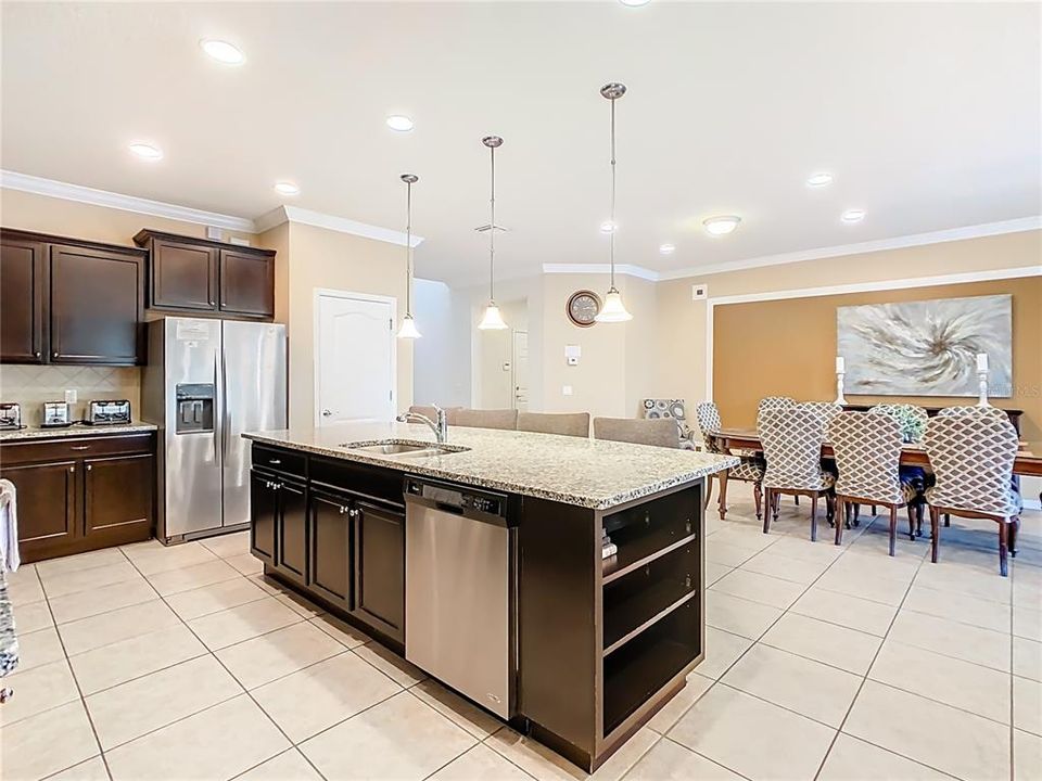 待售: $629,000 (8 贝兹, 6 浴室, 4041 平方英尺)