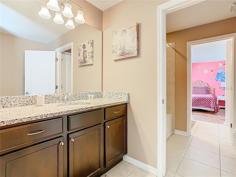 待售: $629,000 (8 贝兹, 6 浴室, 4041 平方英尺)