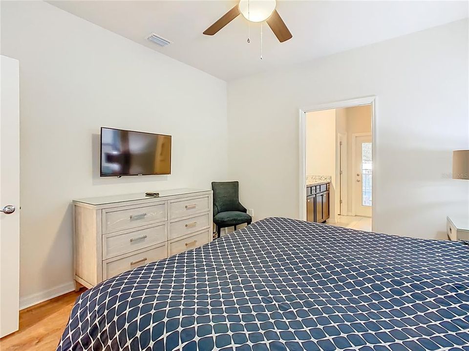 For Sale: $529,000 (6 beds, 4 baths, 3142 Square Feet)