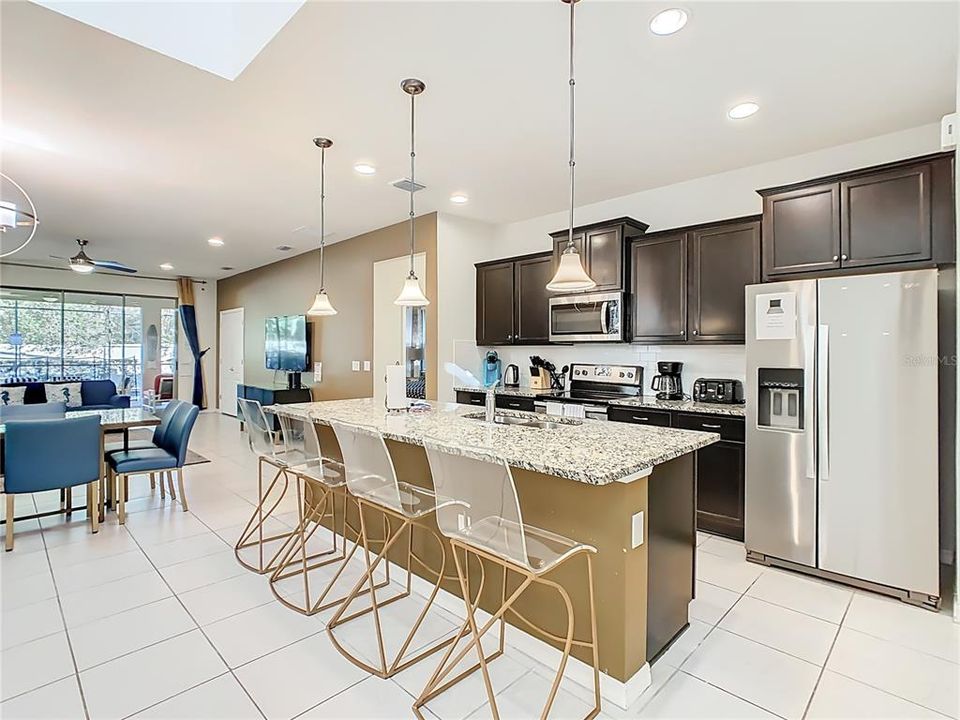 For Sale: $529,000 (6 beds, 4 baths, 3142 Square Feet)