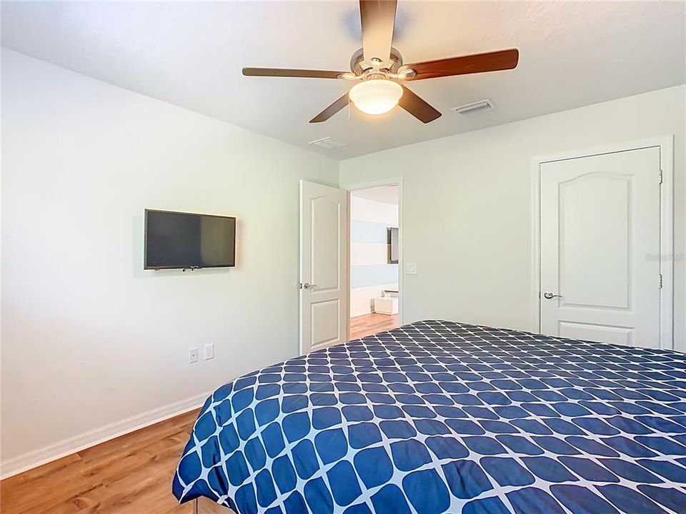 For Sale: $529,000 (6 beds, 4 baths, 3142 Square Feet)