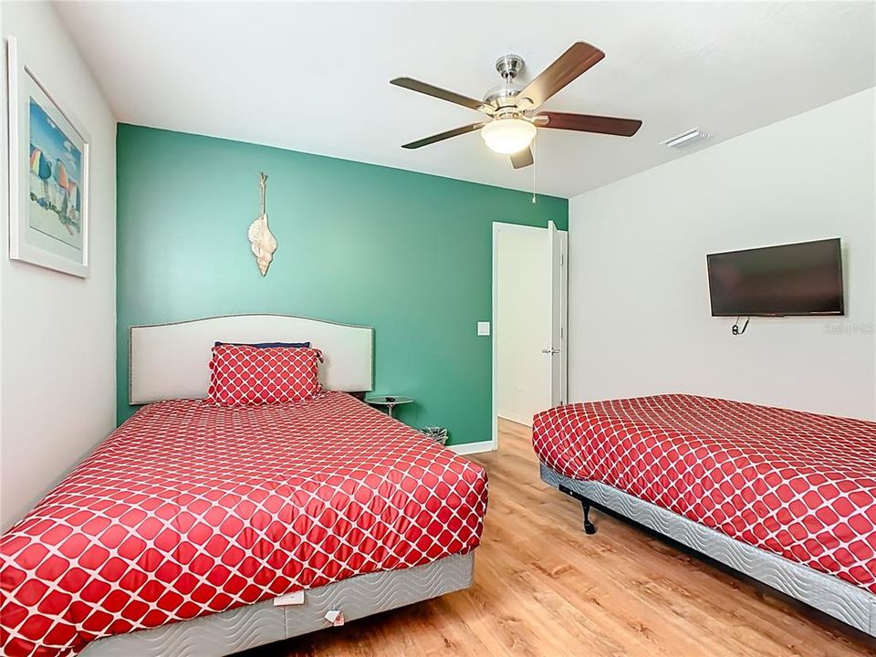 For Sale: $529,000 (6 beds, 4 baths, 3142 Square Feet)