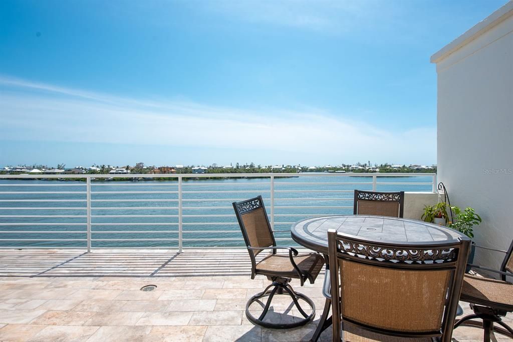 For Sale: $999,000 (3 beds, 3 baths, 2515 Square Feet)