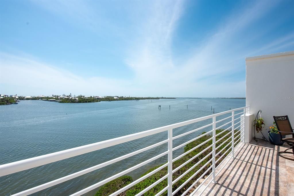 For Sale: $999,000 (3 beds, 3 baths, 2515 Square Feet)