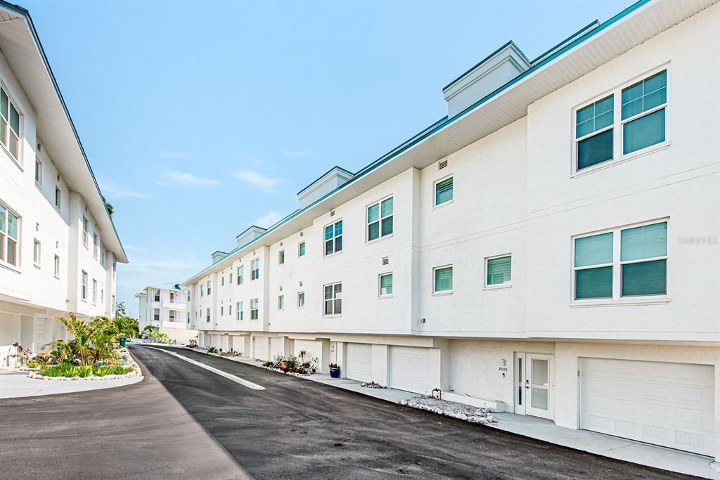 For Sale: $999,000 (3 beds, 3 baths, 2515 Square Feet)