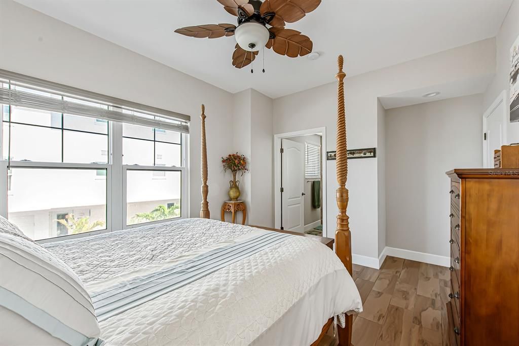 For Sale: $999,000 (3 beds, 3 baths, 2515 Square Feet)