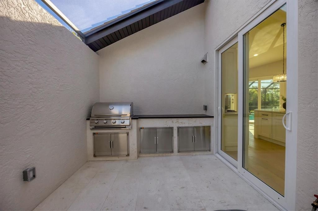 En Venta: $1,699,000 (4 camas, 2 baños, 2561 Pies cuadrados)