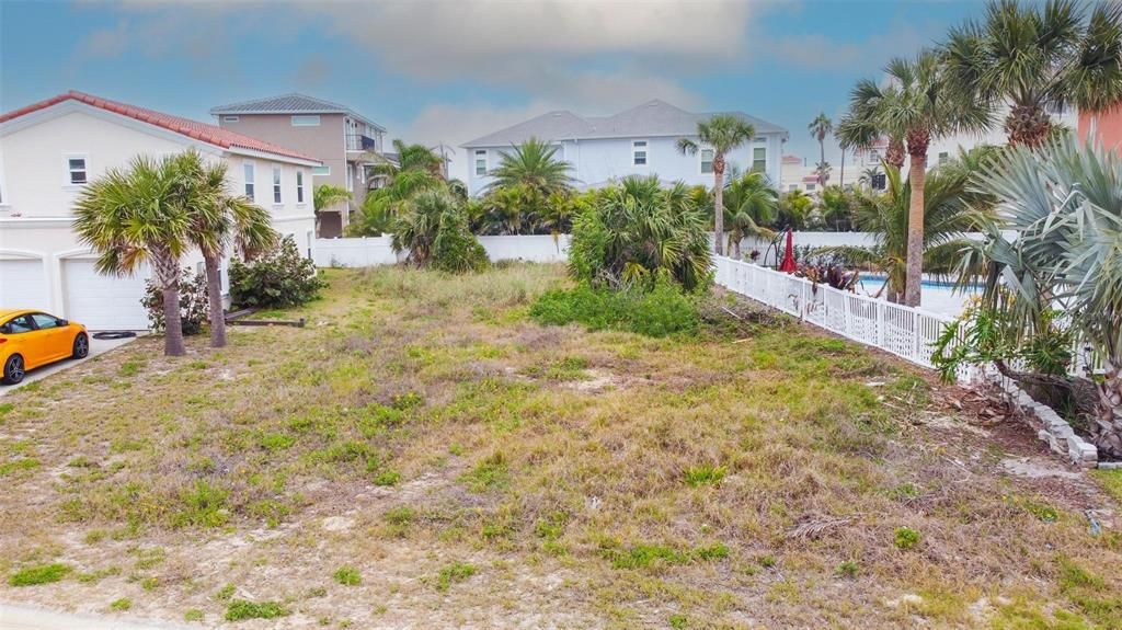 На продажу: $240,000 (0.14 acres)