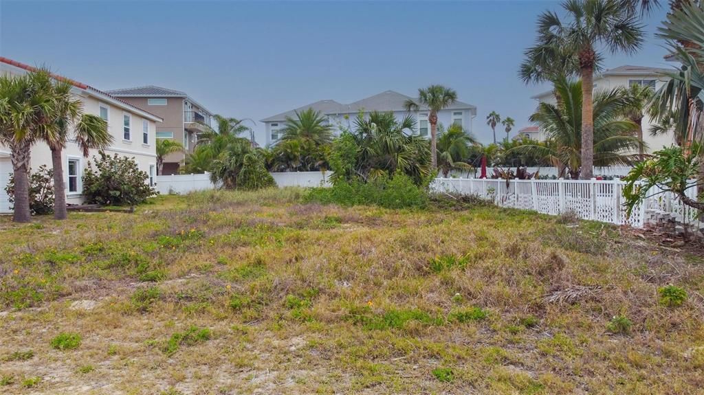 На продажу: $240,000 (0.14 acres)