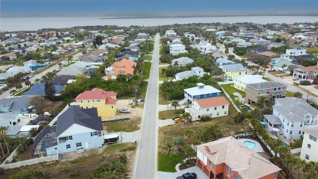 На продажу: $240,000 (0.14 acres)