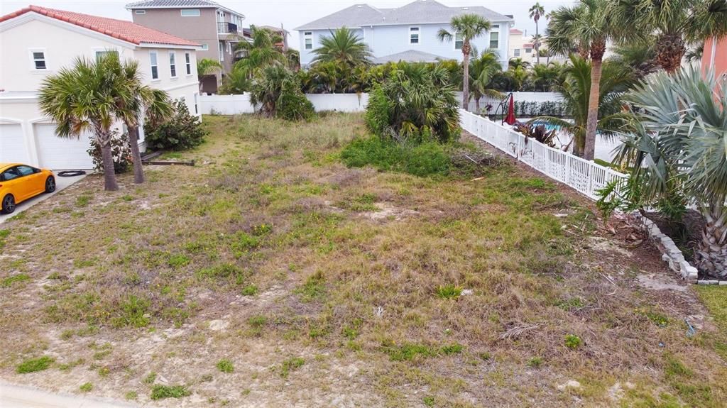 На продажу: $240,000 (0.14 acres)