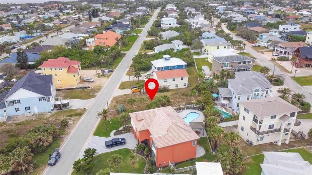 На продажу: $240,000 (0.14 acres)