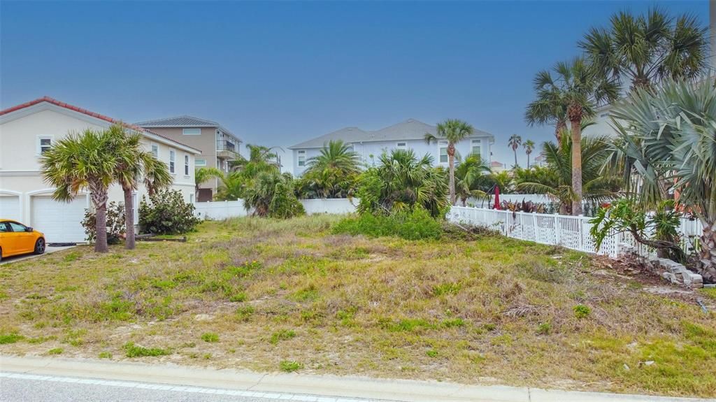 На продажу: $240,000 (0.14 acres)