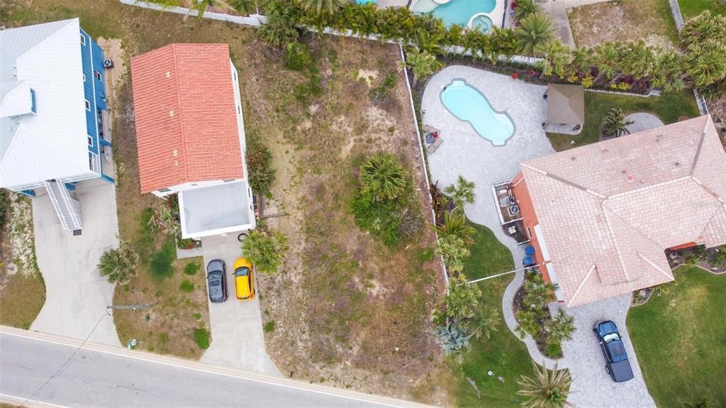 На продажу: $240,000 (0.14 acres)